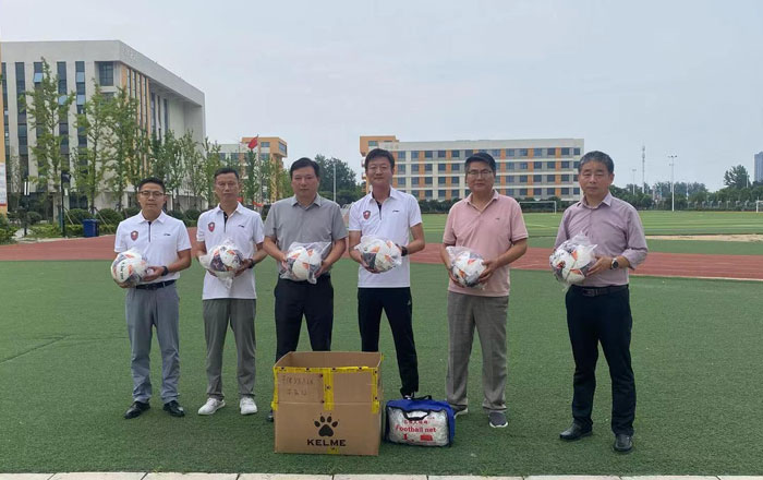 爱心捐赠校园足球 公益助力放飞梦想 ——阜阳市足协党支部走进..